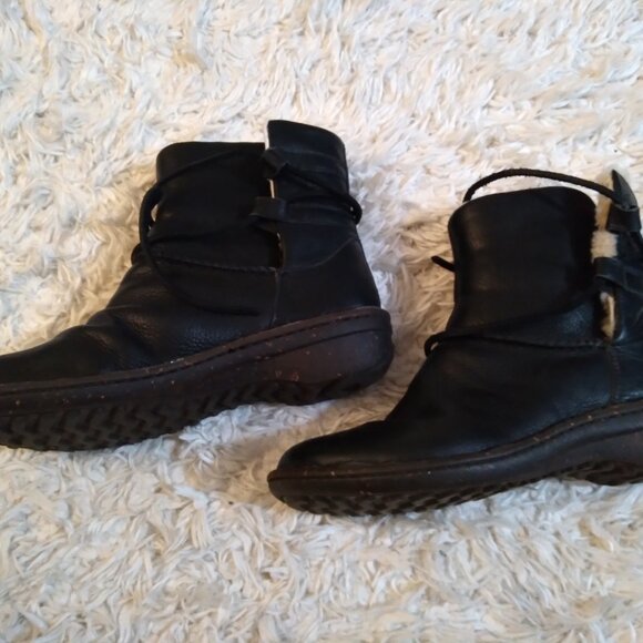 UGG Boots Black Leather Lined Lace Up - Picture 8 of 9